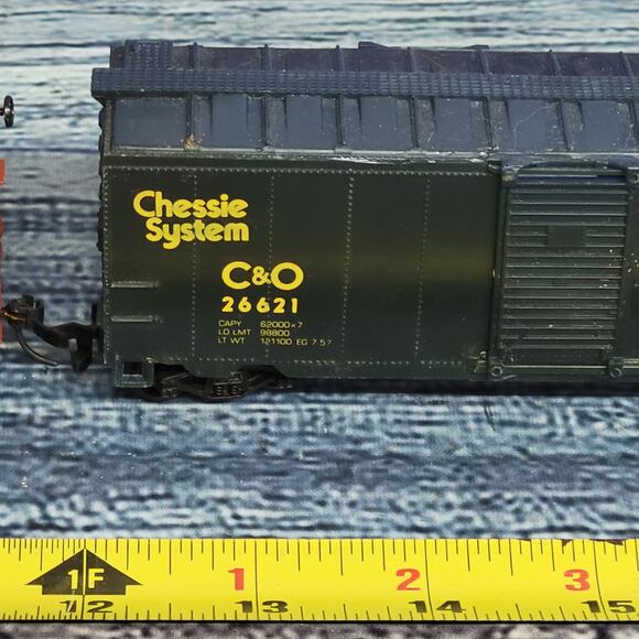 Vintage H.O scale Union Pacific & chessie systems train boxcars blue and brown - Picture 3 of 10